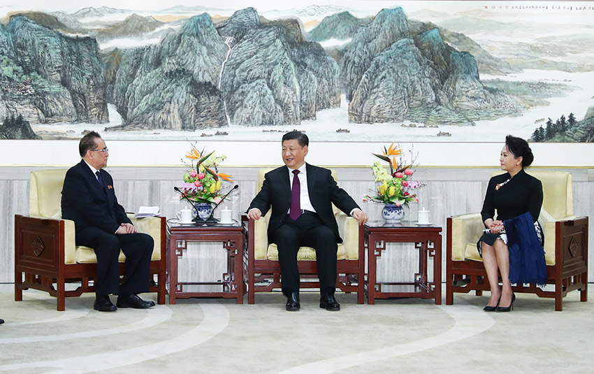 1月27日，中共中央總書記、國家主席習近平和夫人彭麗媛在北京會見以朝鮮勞動黨中央政治局委員、中央副委員長、國際部部長李洙墉為團長的朝鮮友好藝術團。 新華社記者 謝環馳 攝