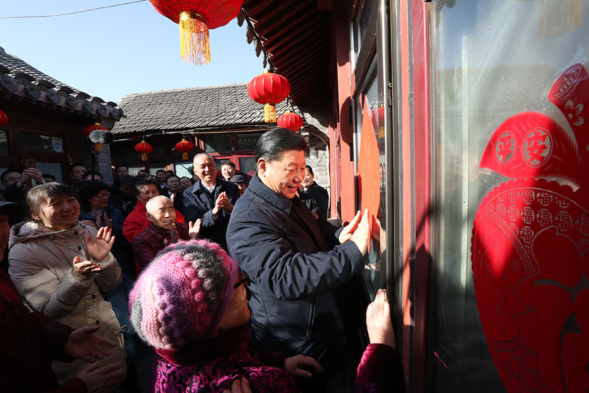 2月1日，中共中央總書記、國家主席、中央軍委主席習近平在北京看望慰問基層干部群眾，考察北京冬奧會、冬殘奧會籌辦工作。這是1日上午，習近平在前門東區草廠四條胡同32號院，高興地拿起一幅“福”字，親自貼到門上，給這裡的老街坊們拜年。 新華社記者 鞠鵬 攝