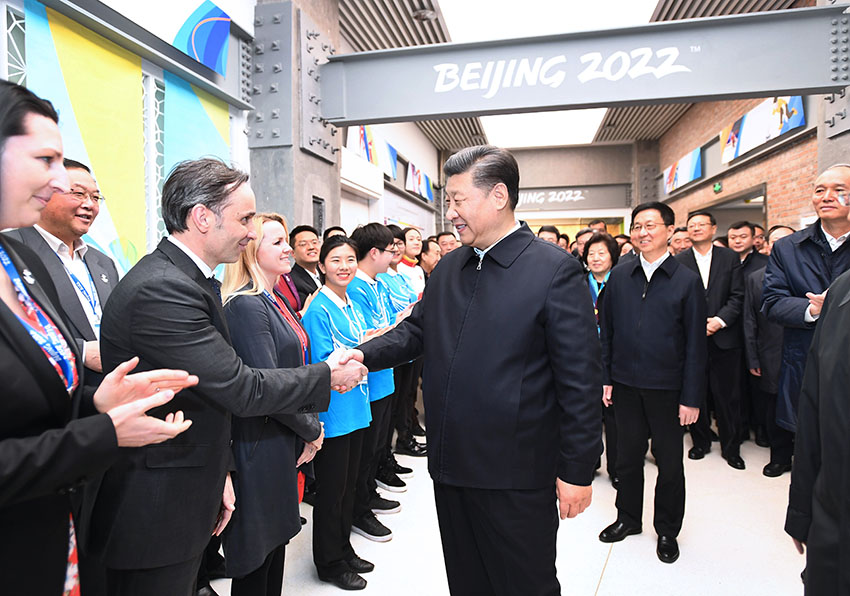 2月1日，中共中央總書記、國家主席、中央軍委主席習(xí)近平在北京看望慰問基層干部群眾，考察北京冬奧會、冬殘奧會籌辦工作。這是1日下午，習(xí)近平在石景山首鋼園區(qū)冬奧組委辦公樓，看望慰問北京冬奧組委工作人員和志願者代表。 新華社記者 謝環(huán)馳 攝