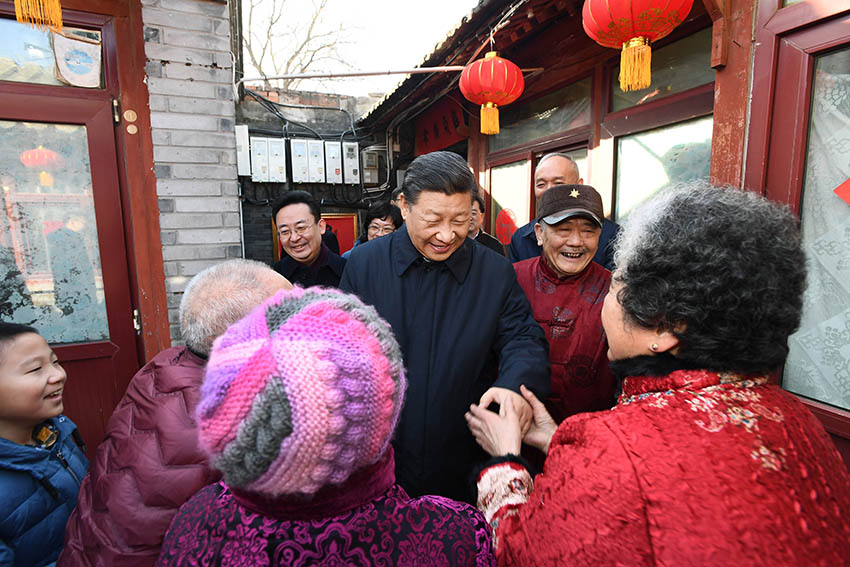 2月1日，中共中央總書記、國家主席、中央軍委主席習近平在北京看望慰問基層干部群眾，考察北京冬奧會、冬殘奧會籌辦工作。這是1日上午，習近平來到前門東區草廠四條胡同看望慰問群眾。 新華社記者 謝環馳 攝