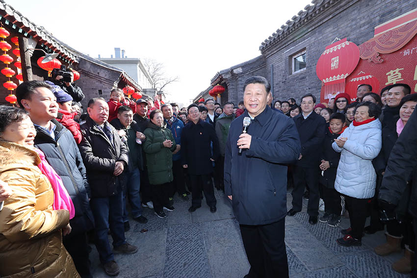 2月1日，中共中央總書記、國家主席、中央軍委主席習近平在北京看望慰問基層干部群眾，考察北京冬奧會、冬殘奧會籌辦工作。這是1日上午，習近平在前門東區(qū)草廠四條胡同給大家拜年，並向全國各族人民致以新春祝福。 新華社記者 鞠鵬 攝