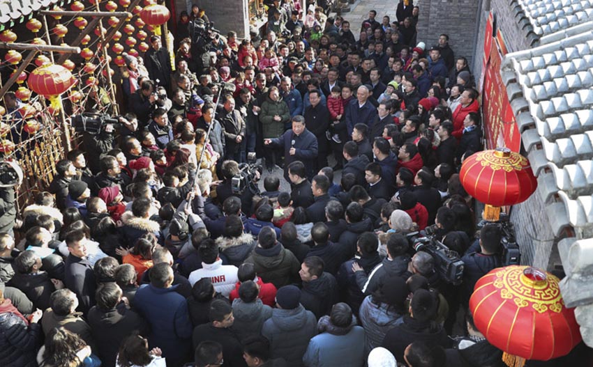 2月1日，中共中央總書記、國家主席、中央軍委主席習(xí)近平在北京看望慰問基層干部群眾，考察北京冬奧會、冬殘奧會籌辦工作。這是1日上午，習(xí)近平在前門東區(qū)草廠四條胡同給大家拜年，並向全國各族人民致以新春祝福。 新華社記者 丁海濤 攝