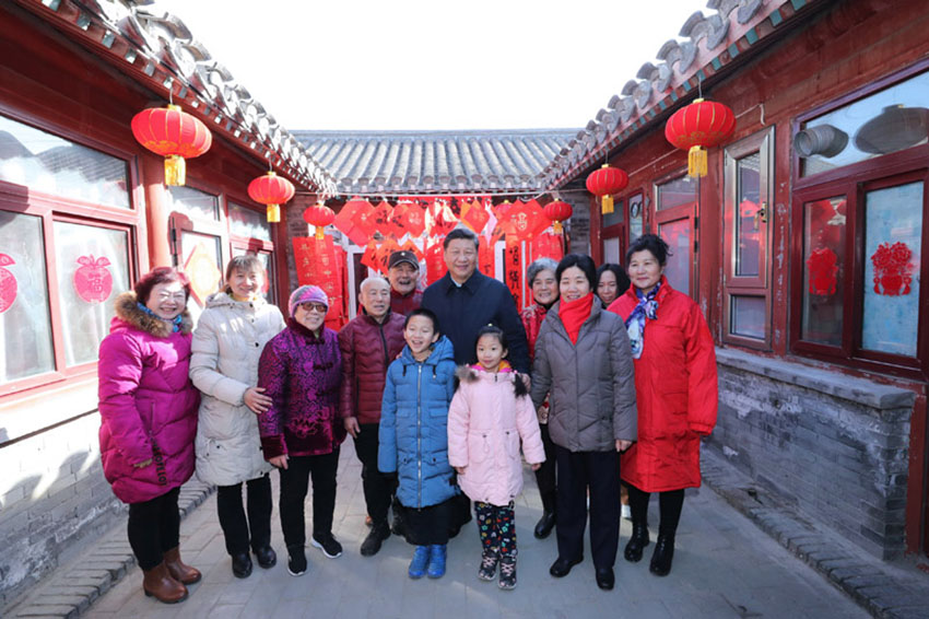 2月1日，中共中央總書記、國家主席、中央軍委主席習(xí)近平在北京看望慰問基層干部群眾，考察北京冬奧會、冬殘奧會籌辦工作。這是1日上午，習(xí)近平來到前門東區(qū)草廠四條胡同看望慰問群眾時，同市民侯雅明一家合影。 新華社記者 鞠鵬 攝