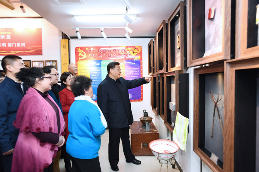 2月1日，中共中央總書記、國家主席、中央軍委主席習近平在北京看望慰問基層干部群眾，考察北京冬奧會、冬殘奧會籌辦工作。這是1日上午，習近平在前門東區草廠四條“小院議事廳”同正在議事的居民親切交談。 新華社記者 謝環馳 攝