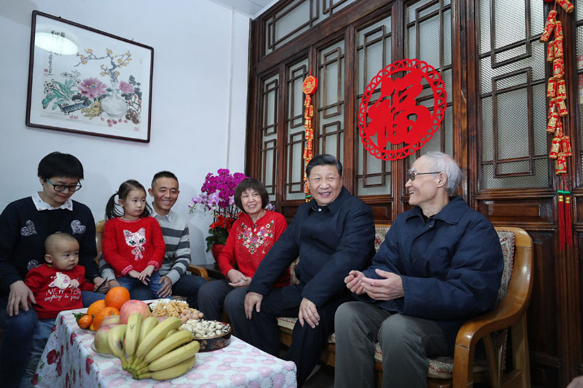 2月1日，中共中央總書記、國家主席、中央軍委主席習近平在北京看望慰問基層干部群眾，考察北京冬奧會、冬殘奧會籌辦工作。這是1日上午，習近平來到前門東區草廠四條胡同看望市民朱茂錦一家。 新華社記者 鞠鵬 攝