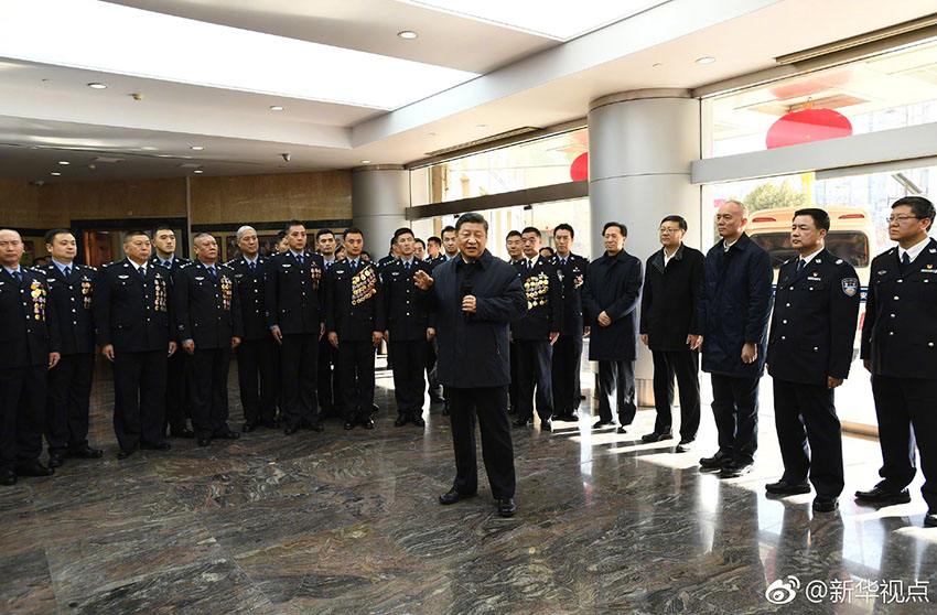 中華民族傳統節日農歷春節來臨之際，習近平總書記在北京看望慰問基層干部群眾，向全國各族人民致以美好的新春祝福。2月1日上午，習近平首先來到北京市公安局考察調研，看望公安干警，並視頻連線一線執勤民警。（記者張曉鬆、謝環馳）
