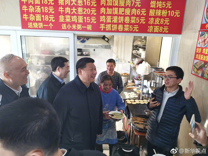 2月1日中午，習近平結束在北京市前門東區看望慰問乘車返回途中，特意走進位於前門石頭胡同的快遞服務點、小吃店，看望仍在工作的“快遞小哥”等勞動者，了解他們工作和生活情況。 ???