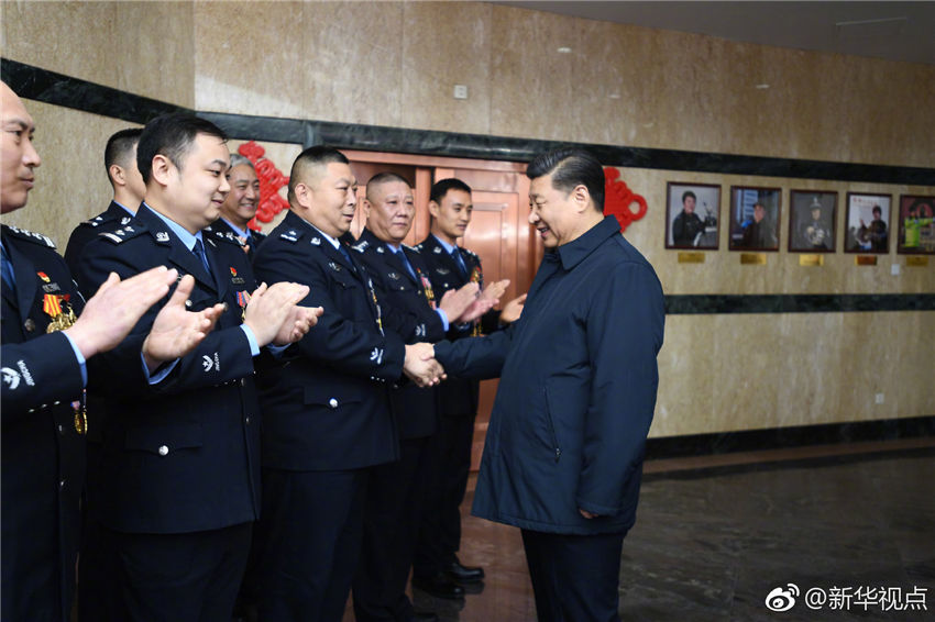 中華民族傳統節日農歷春節來臨之際，習近平總書記在北京看望慰問基層干部群眾，向全國各族人民致以美好的新春祝福。2月1日上午，習近平首先來到北京市公安局考察調研，看望公安干警，並視頻連線一線執勤民警。（記者張曉鬆、謝環馳）