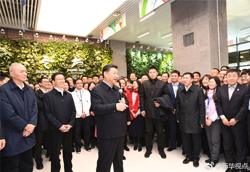 2月1日，中共中央總書記、國家主席、中央軍委主席習近平在北京看望慰問基層干部群眾，考察北京冬奧會、冬殘奧會籌辦工作。這是1日下午，習近平在石景山首鋼園區冬奧組委辦公樓，看望慰問北京冬奧組委工作人員和志願者代表。新華社記者 謝環馳 攝