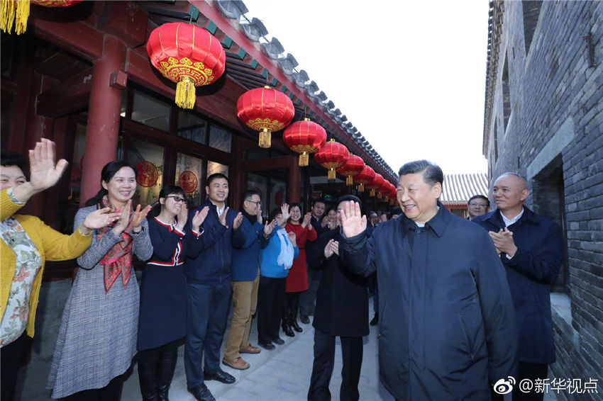2月1日，中共中央總書記、國家主席、中央軍委主席習(xí)近平在北京看望慰問基層干部群眾，考察北京冬奧會、冬殘奧會籌辦工作。這是1日上午，習(xí)近平來到前門東區(qū)草廠四條胡同看望慰問群眾。新華社記者 鞠鵬 攝