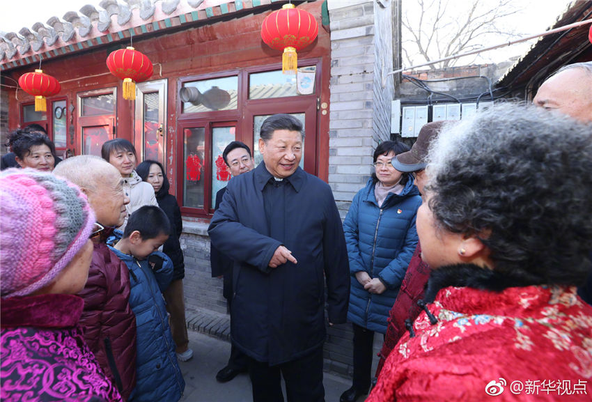 2月1日，中共中央總書記、國家主席、中央軍委主席習近平在北京看望慰問基層干部群眾，考察北京冬奧會、冬殘奧會籌辦工作。這是1日上午，習近平來到前門東區草廠四條胡同看望慰問群眾。新華社記者 鞠鵬 攝