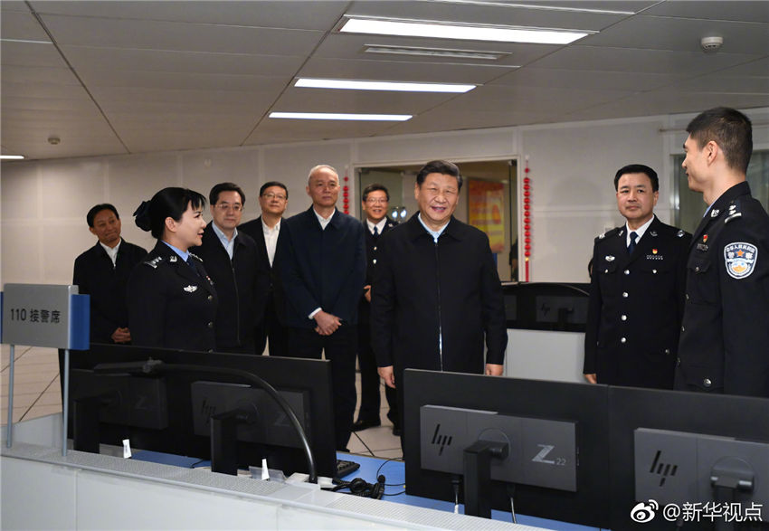 2月1日，中共中央總書記、國家主席、中央軍委主席習(xí)近平在北京看望慰問基層干部群眾，考察北京冬奧會、冬殘奧會籌辦工作。這是1日上午，習(xí)近平在北京市公安局看望慰問公安干警，並向全國廣大公安干警拜年。新華社記者 謝環(huán)馳 攝