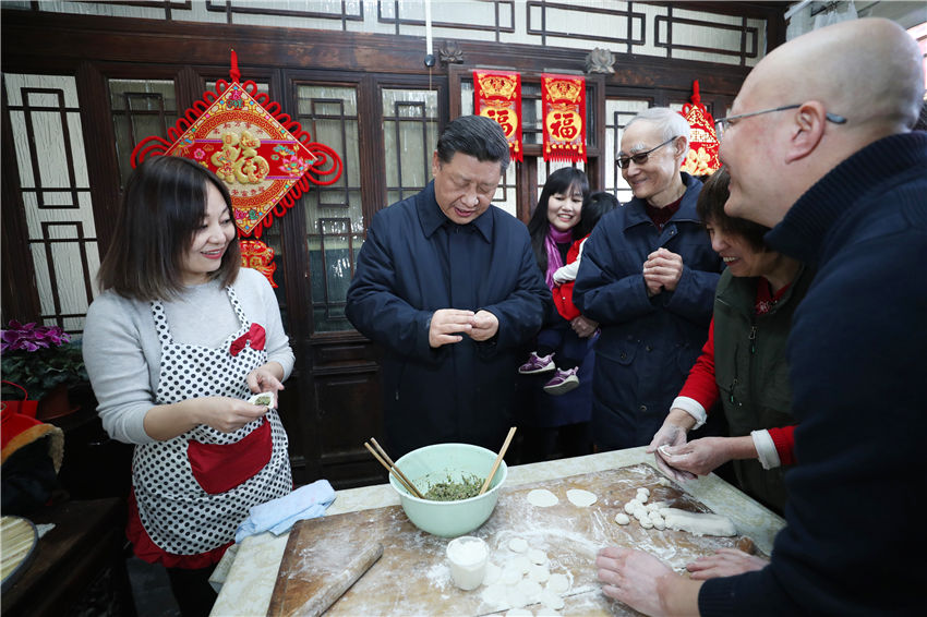 2月1日，中共中央總書記、國(guó)家主席、中央軍委主席習(xí)近平在北京看望慰問(wèn)基層干部群眾，考察北京冬奧會(huì)、冬殘奧會(huì)籌辦工作。這是1日上午，習(xí)近平在前門東區(qū)草廠四條胡同，同朱茂錦一家人包餃子、聊家常。新華社記者 鞠鵬 攝