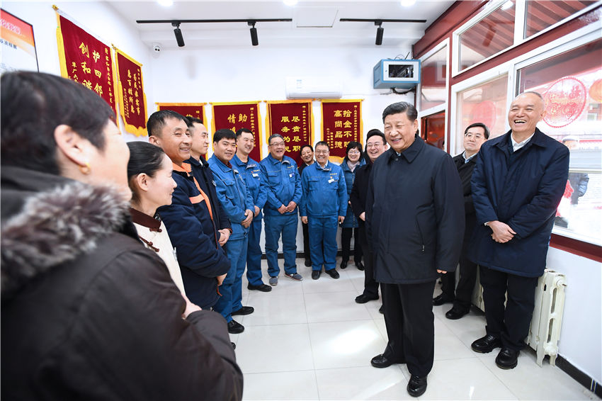 2月1日，中共中央總書記、國家主席、中央軍委主席習近平在北京看望慰問基層干部群眾，考察北京冬奧會、冬殘奧會籌辦工作。這是1日上午，習近平在前門東區(qū)草廠四條胡同物業(yè)服務(wù)站，看望慰問街道、社區(qū)工作人員和物業(yè)員工。新華社記者 謝環(huán)馳 攝