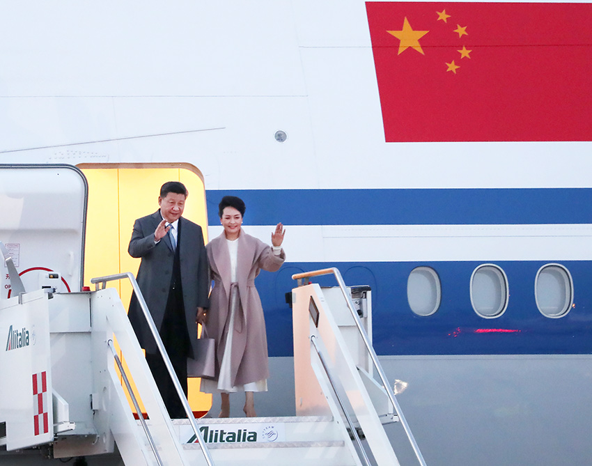 3月21日，國家主席習(xí)近平乘專機抵達羅馬，開始對意大利共和國進行國事訪問。這是習(xí)近平和夫人彭麗媛步出艙門。 新華社記者王曄攝