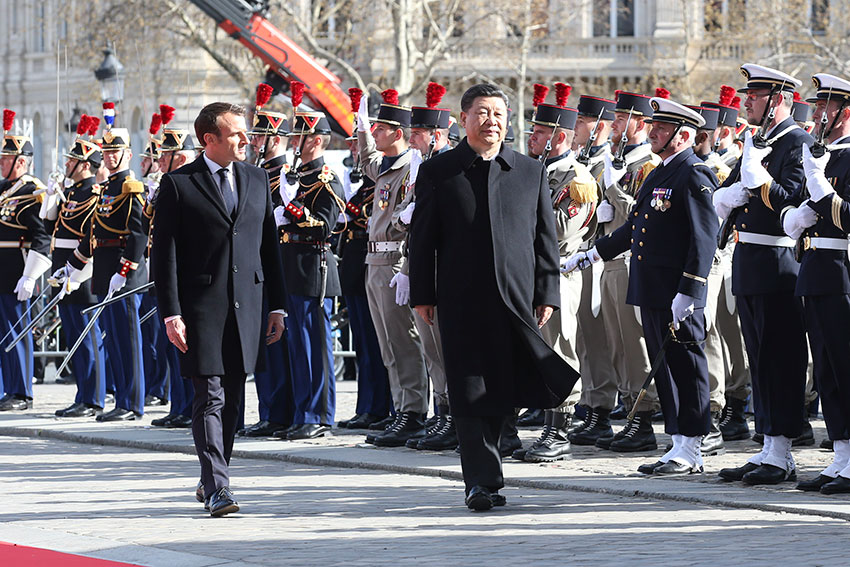 3月25日，國家主席習(xí)近平在巴黎愛麗舍宮同法國總統(tǒng)馬克龍會談。會談前，馬克龍?jiān)趧P旋門為習(xí)近平舉行隆重、盛大的歡迎儀式。 新華社記者 姚大偉 攝