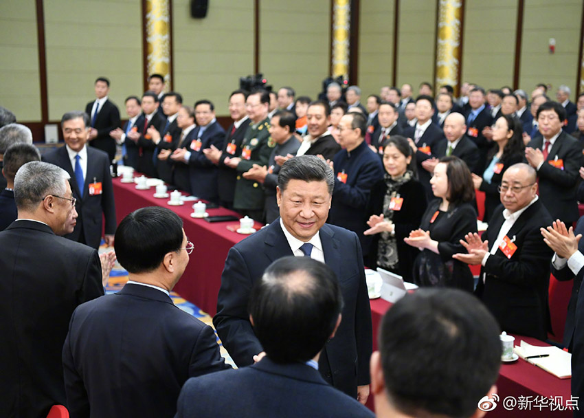 3月4日下午，中共中央總書記、國家主席、中央軍委主席習(xí)近平看望參加全國政協(xié)十三屆二次會議的文化藝術(shù)界、社會科學(xué)界委員，並參加聯(lián)組會，聽取意見和建議。中共中央政治局常委、全國政協(xié)主席汪洋參加看望和討論。新華社記者 謝環(huán)馳 攝