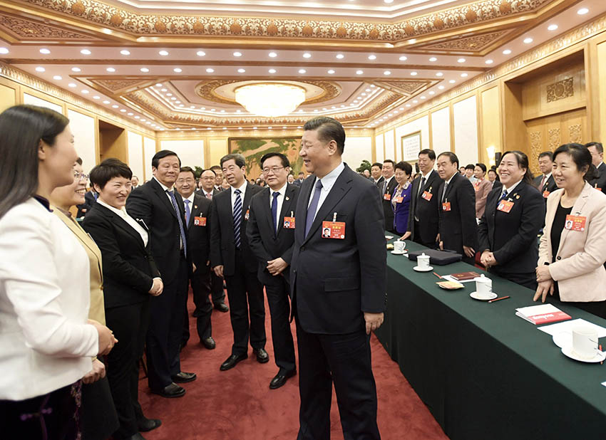 3月8日，中共中央總書記、國家主席、中央軍委主席習近平參加十三屆全國人大二次會議河南代表團的審議。在“三八”國際勞動婦女節到來之際，習近平代表黨中央，向參加全國兩會的女代表、女委員、女工作人員，向全國各族各界婦女，致以節日的祝賀和美好的祝福。這是習近平同女代表親切交談。新華社記者 李學仁 攝