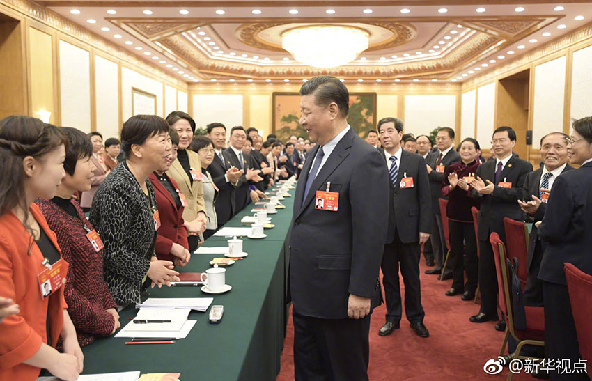 3月8日，中共中央總書記、國家主席、中央軍委主席習近平參加十三屆全國人大二次會議河南代表團的審議。在“三八”國際勞動婦女節到來之際，習近平代表黨中央，向參加全國兩會的女代表、女委員、女工作人員，向全國各族各界婦女，致以節日的祝賀和美好的祝福。這是習近平同女代表親切交談。新華社記者 李學仁 攝
