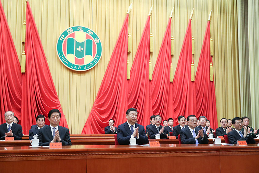 3月19日，中國法學(xué)會(huì)第八次全國會(huì)員代表大會(huì)在北京人民大會(huì)堂開幕。習(xí)近平、李克強(qiáng)、栗戰(zhàn)書、王滬寧等黨和國家領(lǐng)導(dǎo)人到會(huì)祝賀。 新華社記者 鞠鵬 攝