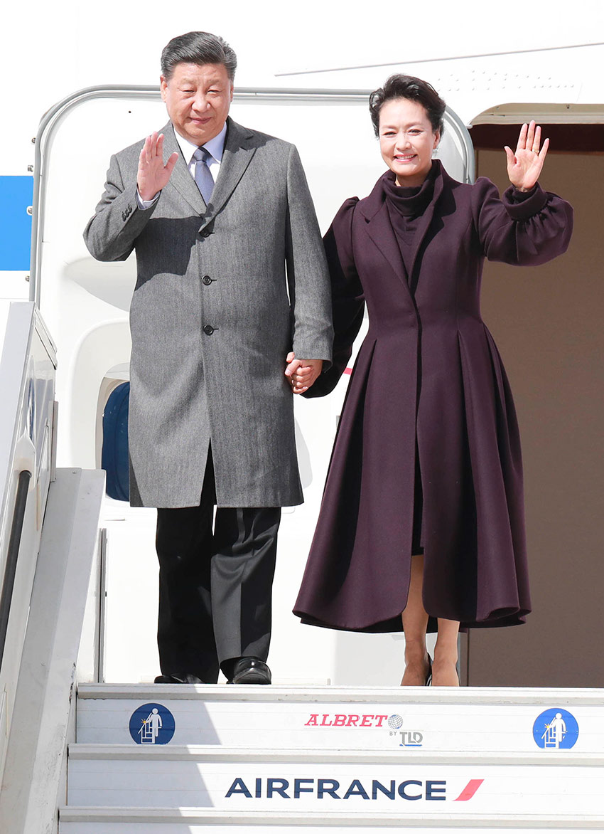 3月25日，國家主席習近平在巴黎愛麗舍宮同法國總統馬克龍會談。當日上午，習近平結束在尼斯的行程，乘專機離開尼斯赴巴黎，繼續對法國進行國事訪問。這是習近平和夫人彭麗媛抵達巴黎戴高樂機場。 新華社記者 丁林 攝
