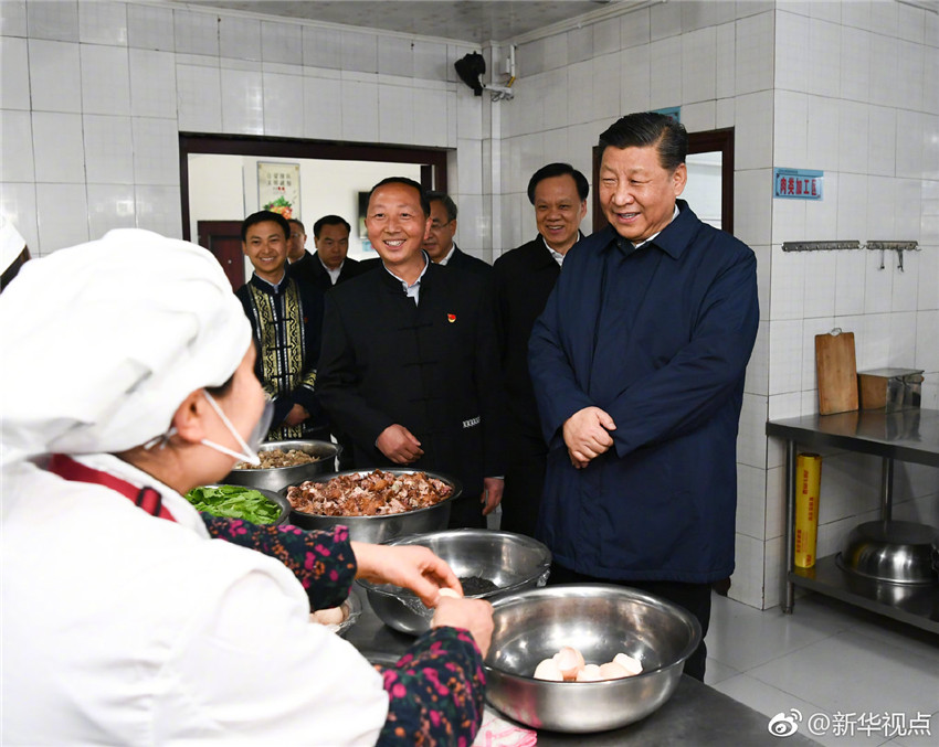 4月15日至17日，中共中央總書記、國家主席、中央軍委主席習(xí)近平在重慶考察，並主持召開解決“兩不愁三保障”突出問題座談會。這是4月15日下午，習(xí)近平在石柱土家族自治縣中益鄉(xiāng)小學(xué)走進師生食堂，了解貧困學(xué)生餐費補貼和食品安全衛(wèi)生情況。新華社記者 謝環(huán)馳 攝