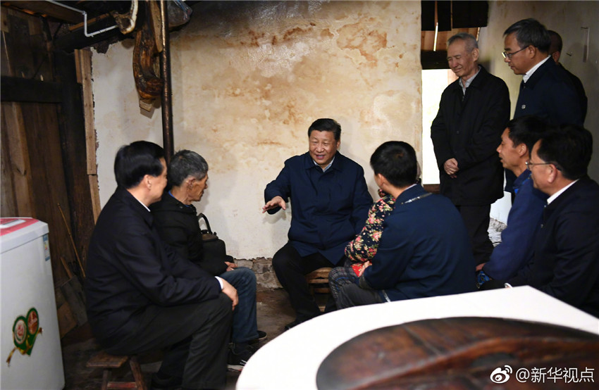 4月15日至17日，中共中央總書記、國家主席、中央軍委主席習近平在重慶考察，並主持召開解決“兩不愁三保障”突出問題座談會。這是4月15日下午，習近平在石柱土家族自治縣中益鄉華溪村看望貧困戶譚登周一家。新華社記者 謝環馳 攝