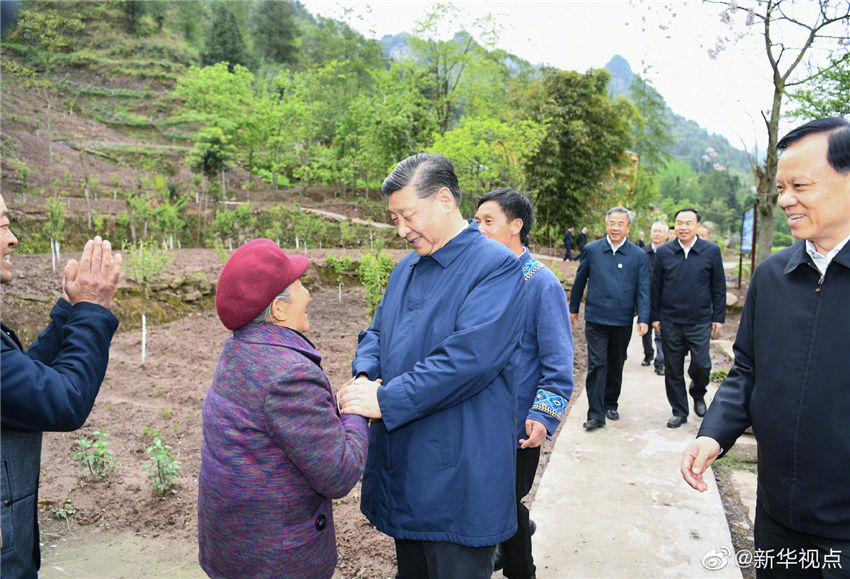 4月15日至17日，中共中央總書記、國家主席、中央軍委主席習近平在重慶考察，並主持召開解決“兩不愁三保障”突出問題座談會。這是4月15日下午，習近平在石柱土家族自治縣中益鄉華溪村看望老黨員、已脫貧戶馬培清一家。新華社記者 謝環馳 攝