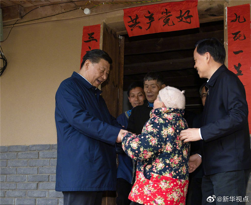 4月15日至17日，中共中央總書記、國家主席、中央軍委主席習近平在重慶考察，並主持召開解決“兩不愁三保障”突出問題座談會。這是4月15日下午，習近平在石柱土家族自治縣中益鄉華溪村看望貧困戶譚登周一家。新華社記者 劉彬 攝