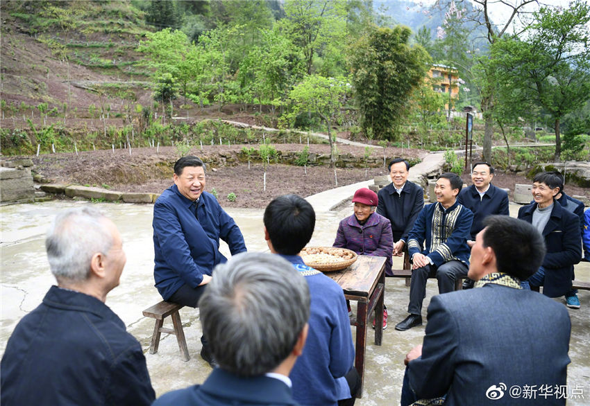 4月15日，中共中央總書記、國家主席、中央軍委主席習近平在重慶考察調(diào)研。這是習近平在石柱土家族自治縣中益鄉(xiāng)華溪村村民、老黨員馬培清家中，同村民代表、扶貧干部圍坐院中，共話脫貧攻堅。 新華社記者 謝環(huán)馳 攝