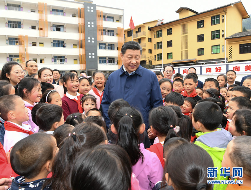 4月15日至17日，中共中央總書記、國家主席、中央軍委主席習近平在重慶考察，並主持召開解決“兩不愁三保障”突出問題座談會。這是4月15日下午，習近平在石柱土家族自治縣中益鄉小學同師生親切交談，了解義務教育保障情況。 新華社記者 謝環馳 攝