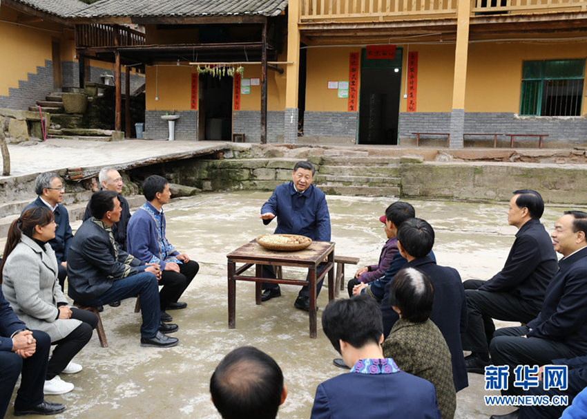 4月15日至17日，中共中央總書記、國家主席、中央軍委主席習近平在重慶考察，並主持召開解決“兩不愁三保障”突出問題座談會。這是4月15日下午，習近平在石柱土家族自治縣中益鄉華溪村同村民代表、基層干部、扶貧干部、鄉村醫生等圍坐在一起，共話脫貧攻堅。新華社記者 鞠鵬 攝