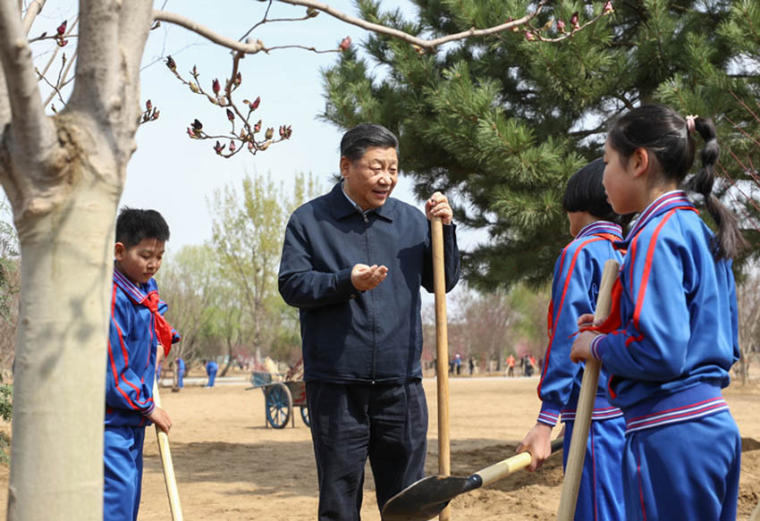 4月8日，黨和國家領導人習近平、栗戰書、汪洋、王滬寧、趙樂際、韓正、王岐山等來到北京市通州區永順鎮參加首都義務植樹活動。這是習近平同少先隊員在一起。新華社記者 鞠鵬 攝