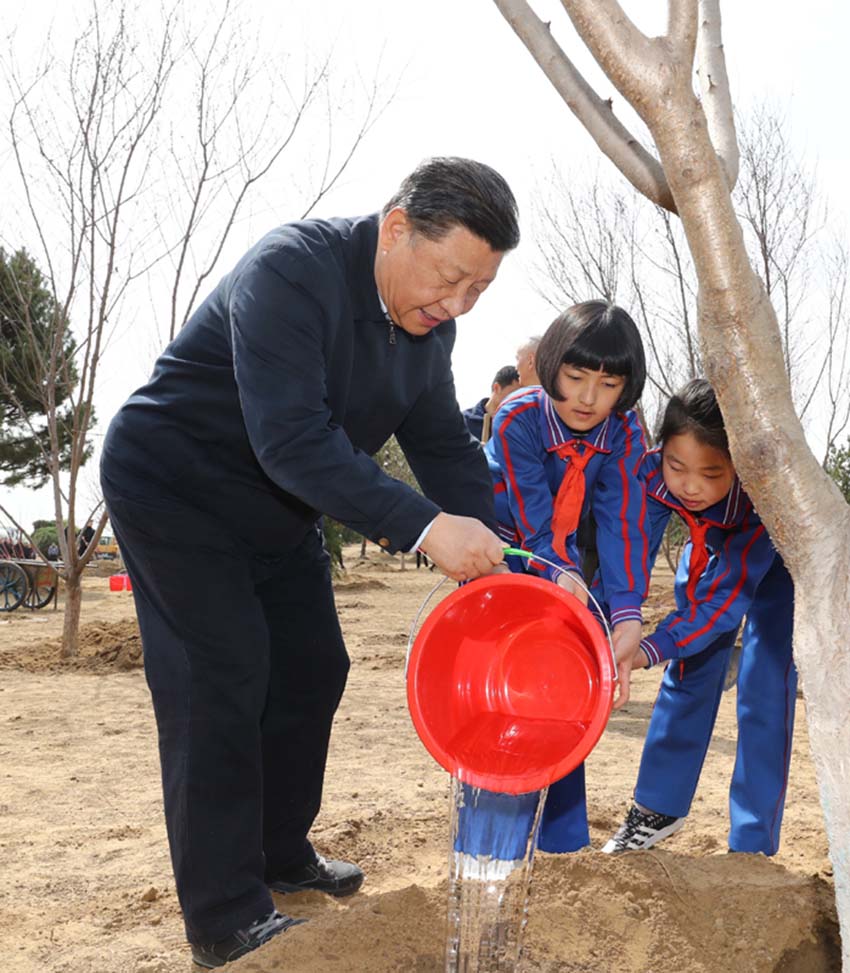 4月8日，黨和國家領導人習近平、栗戰書、汪洋、王滬寧、趙樂際、韓正、王岐山等來到北京市通州區永順鎮參加首都義務植樹活動。這是習近平同少先隊員一起給剛栽下的樹苗澆水。新華社記者 鞠鵬 攝