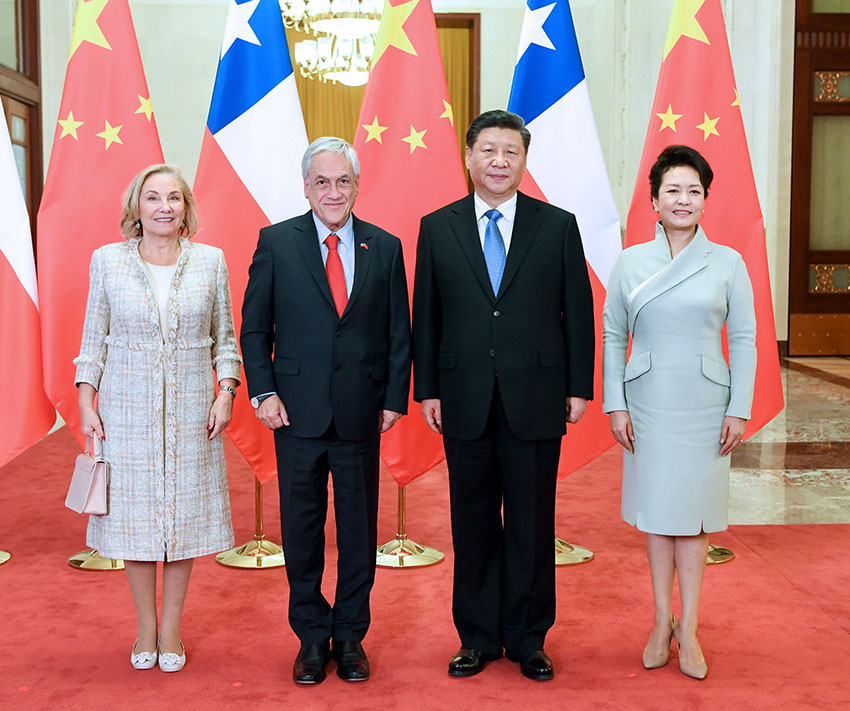 4月24日，國家主席習(xí)近平在北京人民大會堂同智利總統(tǒng)皮涅拉舉行會談。這是習(xí)近平和夫人彭麗媛同皮涅拉夫婦合影。 新華社記者 饒愛民 攝