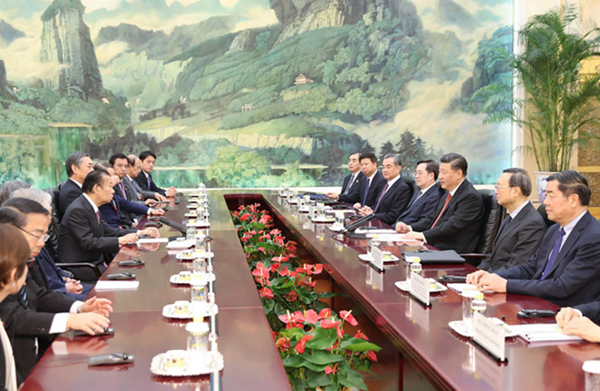 4月24日，國家主席習近平在北京人民大會堂會見日本首相特使、自民黨干事長二階俊博。 新華社記者 黃敬文 攝