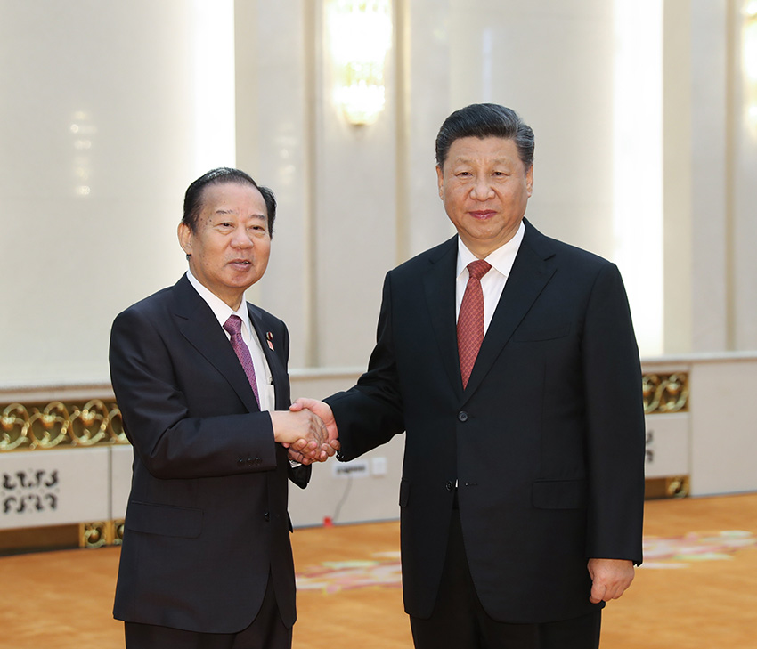 4月24日，國家主席習近平在北京人民大會堂會見日本首相特使、自民黨干事長二階俊博。 新華社記者 黃敬文 攝