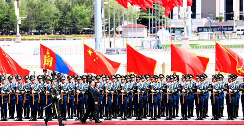 4月25日，國(guó)家主席習(xí)近平在北京人民大會(huì)堂同蒙古國(guó)總統(tǒng)巴特圖勒嘎舉行會(huì)談。這是會(huì)談前，習(xí)近平在人民大會(huì)堂東門(mén)外廣場(chǎng)為巴特圖勒嘎舉行歡迎儀式。 新華社記者 鞠鵬 攝