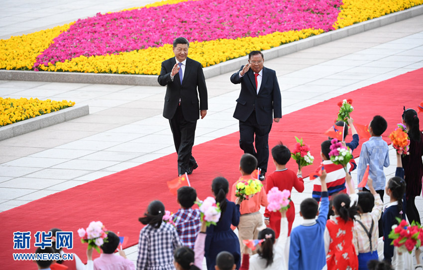 4月30日，中共中央總書記、國家主席習近平在北京同老撾人民革命黨中央總書記、國家主席本揚舉行會談。這是會談前，習近平在人民大會堂東門外廣場為本揚舉行歡迎儀式。 新華社記者 饒愛民 攝