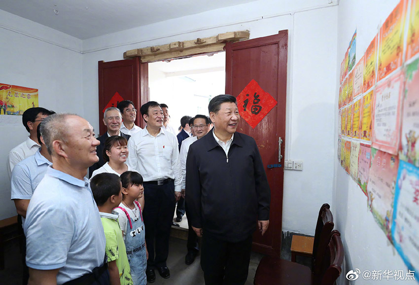 5月20日，中共中央總書記、國家主席、中央軍委主席習近平來到贛州市於都縣梓山鎮潭頭村看望慰問老區人民。在紅軍烈士后代、退伍軍人孫觀發家，習近平同他一家人親切交談。 新華社記者 鞠鵬 攝