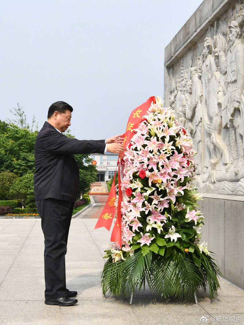 5月20日，正在江西考察調(diào)研的中共中央總書(shū)記、國(guó)家主席、中央軍委主席習(xí)近平，來(lái)到中央紅軍長(zhǎng)征集結(jié)出發(fā)地贛州市於都縣，向中央紅軍長(zhǎng)征出發(fā)紀(jì)念碑敬獻(xiàn)花籃。 新華社記者 謝環(huán)馳 攝