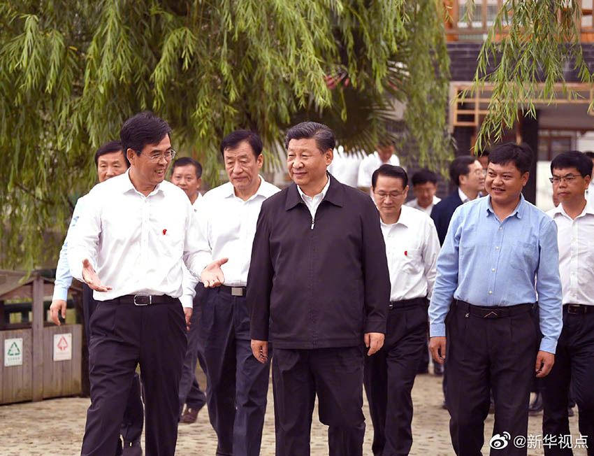 5月20日，中共中央總書記、國家主席、中央軍委主席習近平來到贛州市於都縣梓山鎮(zhèn)潭頭村看望慰問老區(qū)人民。 新華社記者 謝環(huán)馳 攝