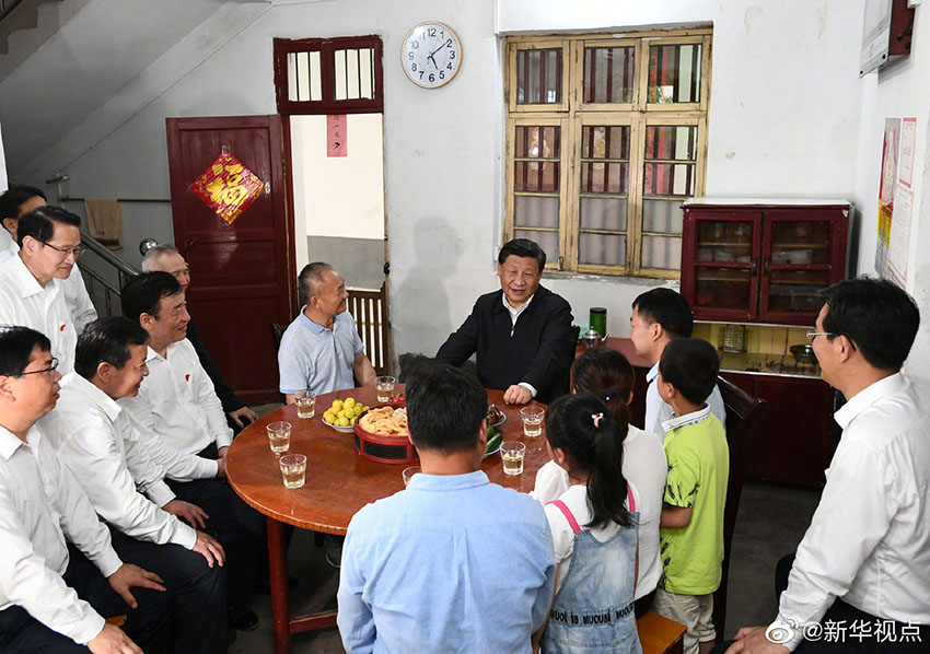5月20日，中共中央總書記、國家主席、中央軍委主席習近平來到贛州市於都縣梓山鎮潭頭村看望慰問老區人民。在紅軍烈士后代、退伍軍人孫觀發家，習近平同孫觀發一家人和當地鎮、村干部圍坐在一起拉家常，詳細了解老區人民生產發展和生活改善等情況。 新華社記者 謝環馳 攝