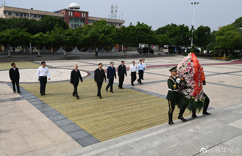 5月20日，正在江西考察調研的中共中央總書記、國家主席、中央軍委主席習近平，來到中央紅軍長征集結出發地贛州市於都縣，向中央紅軍長征出發紀念碑敬獻花籃。 新華社記者 謝環馳 攝