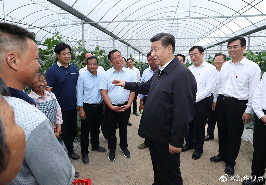 5月20日，中共中央總書記、國家主席、中央軍委主席習近平深入贛南老區考察調研。這是習近平在江西省於都縣梓山富硒蔬菜產業園同村民親切交談。 新華社記者 鞠鵬 攝