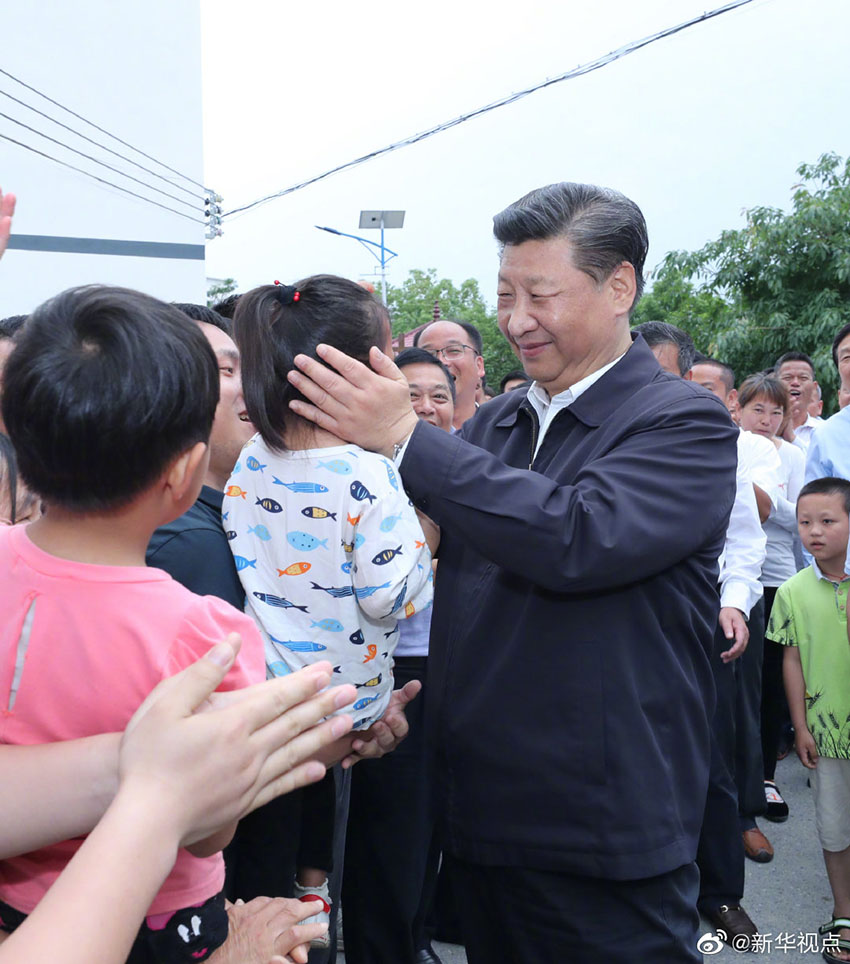 5月20日，中共中央總書記、國家主席、中央軍委主席習近平深入贛南老區考察調研。這是習近平來到贛州市於都縣梓山鎮潭頭村親切看望老區群眾。 新華社記者 鞠鵬 攝