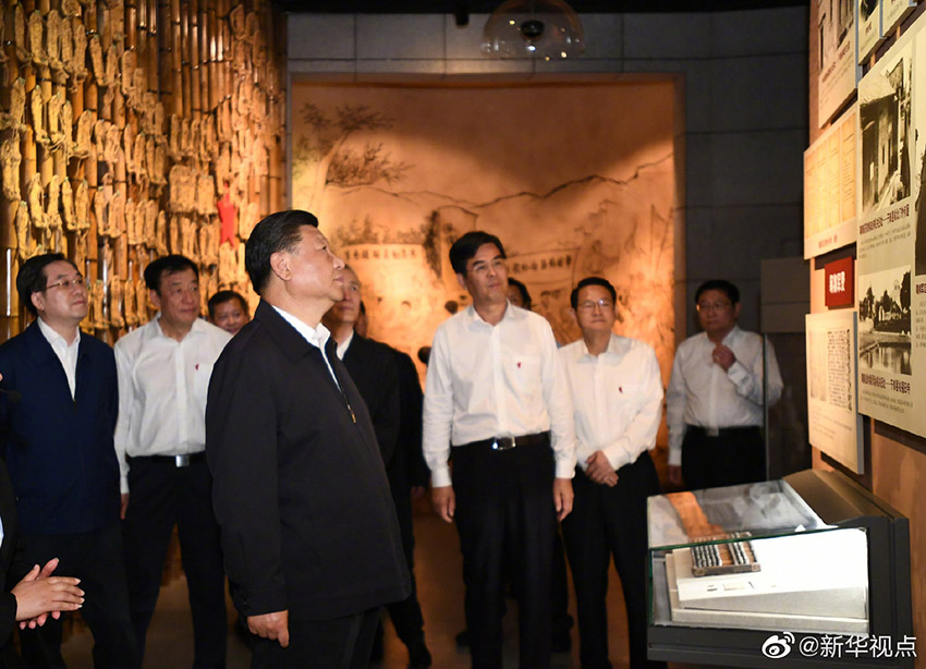 5月20日，中共中央總書記、國家主席、中央軍委主席習近平深入贛南老區考察調研。這是習近平在江西省於都縣中央紅軍長征出發紀念館參觀。 新華社記者 謝環馳 攝