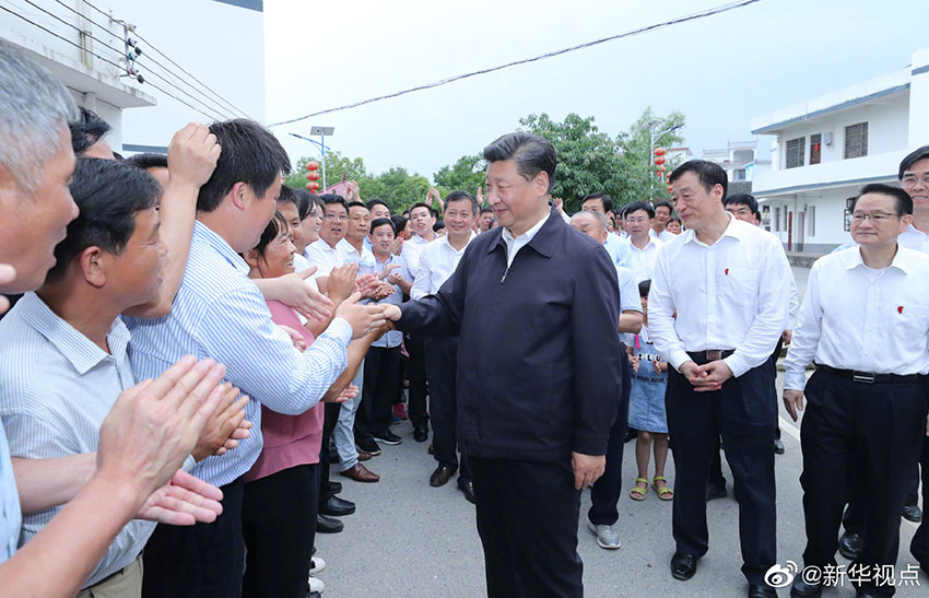 5月20日，中共中央總書記、國家主席、中央軍委主席習近平深入贛南老區考察調研。這是習近平來到贛州市於都縣梓山鎮潭頭村親切看望老區群眾。 新華社記者 鞠鵬 攝