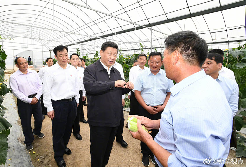 5月20日，中共中央總書記、國家主席、中央軍委主席習近平深入贛南老區考察調研。這是習近平在江西省於都縣梓山富硒蔬菜產業園同村民親切交談。 新華社記者 謝環馳 攝