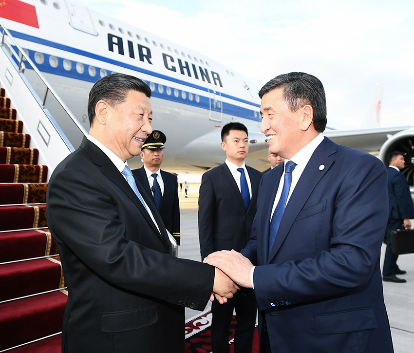 6月12日，國家主席習近平乘專機抵達比什凱克，開始對吉爾吉斯共和國進行國事訪問並出席上海合作組織成員國元首理事會第十九次會議。吉爾吉斯斯坦總統熱恩別科夫在舷梯旁熱情迎接。 新華社記者 謝環馳 攝